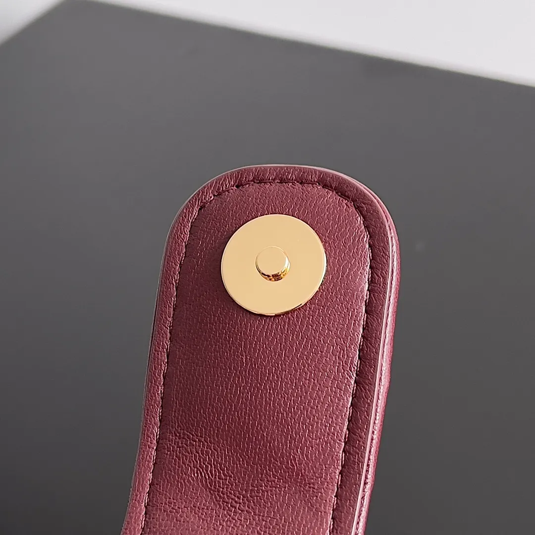 Batch 1880 BOTTEGA VENETA LAUREN 1980 small clutch bag is new! The small size that many people squat on is finally here. The self-adjustable zipper is a highlight of this bag. After being removed, it can be used as a handbag for important occasions. One bag unlocks two carrying methods at the same time. It is practical and has a unique sense of structure and beautiful lines. It is more elegant than a small cloud. It is a tribute to the classics and the pursuit of modernity. Style number: 804038 Size: 27*15*8cm